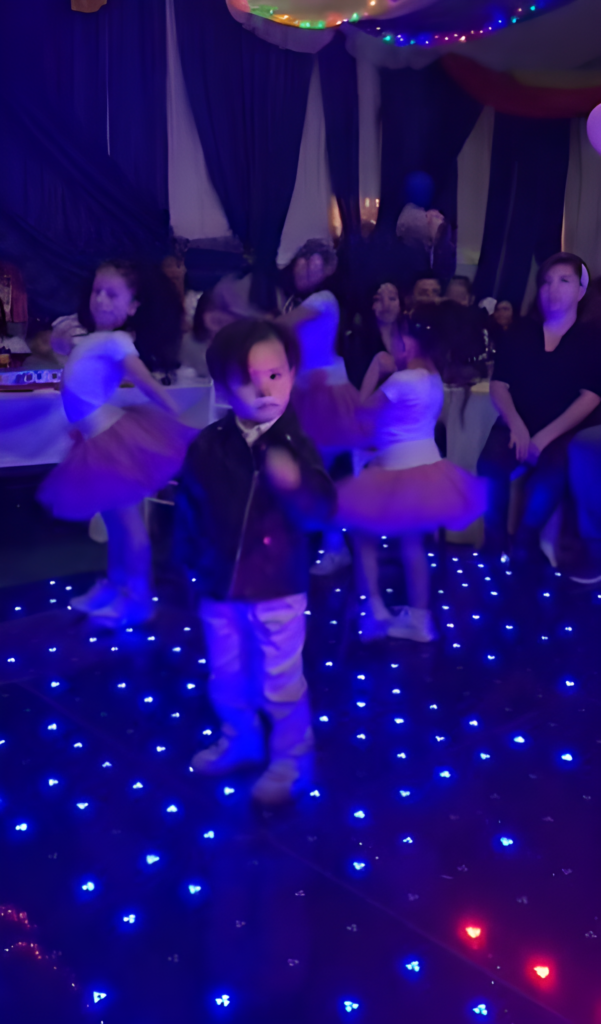 Niño recrea baile de Merlina y cautiva a internet VIDEO