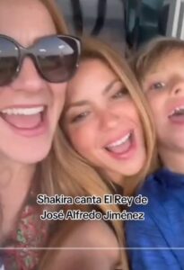 Shakira Canta El Rey De Jos Alfredo Jim Nez Video Viral