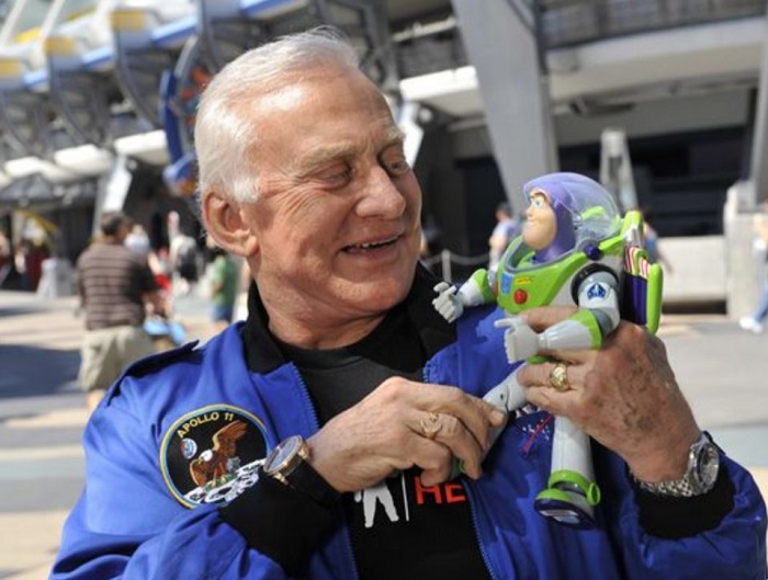 La relación entre Buzz Aldrin y Buzz Lightyear