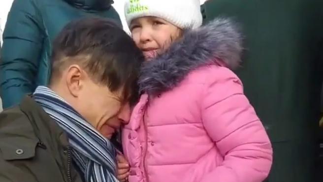 Padre ucraniano se despide de su hija para quedarse a pelear contra Rusia