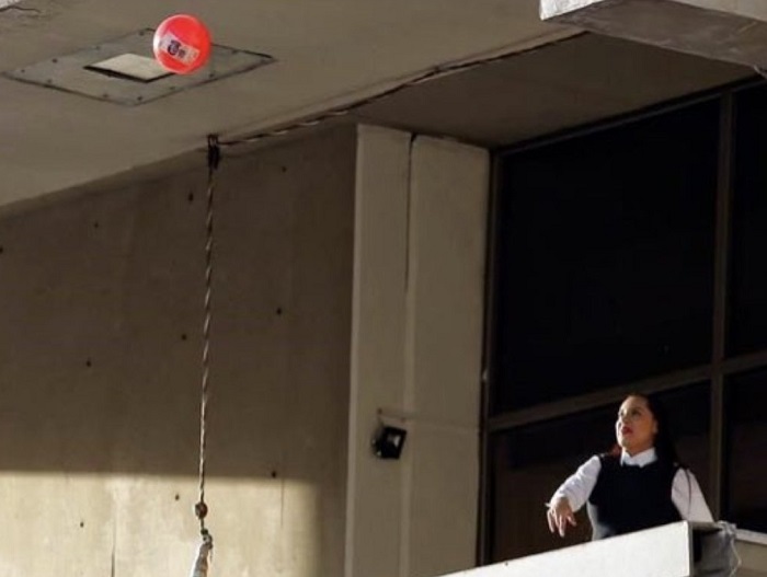 Sandra Cuevas lanza pelotas con billetes de 500 pesos