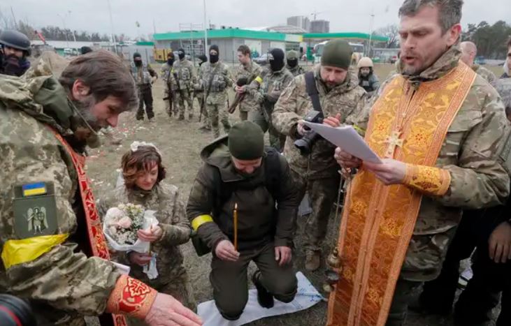 Soldados ucranianos se casan en campo de batalla |VIDEO 