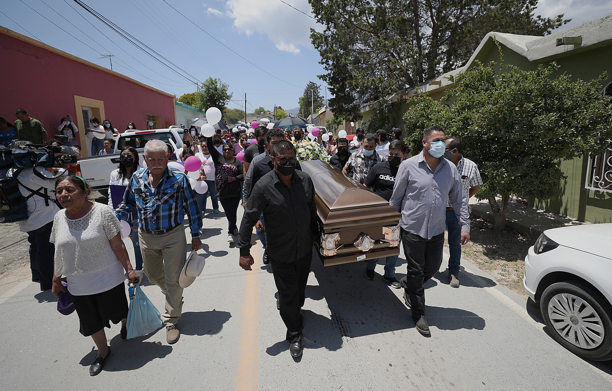 Perrito de Debanhi Escobar se despide de su dueña en funeral