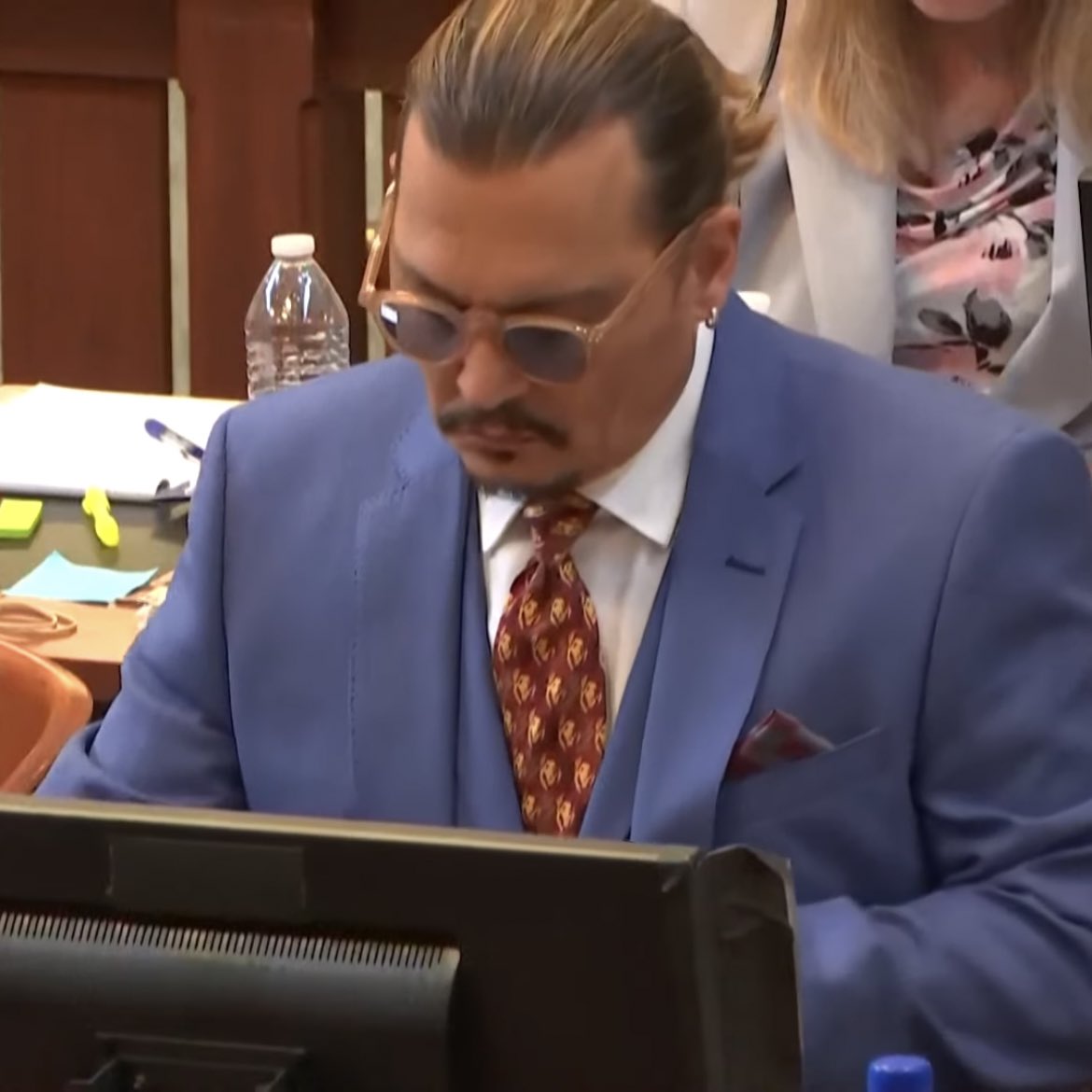 Johnny Depp imita a Jack Sparrow tras salir de juicio |VIDEO