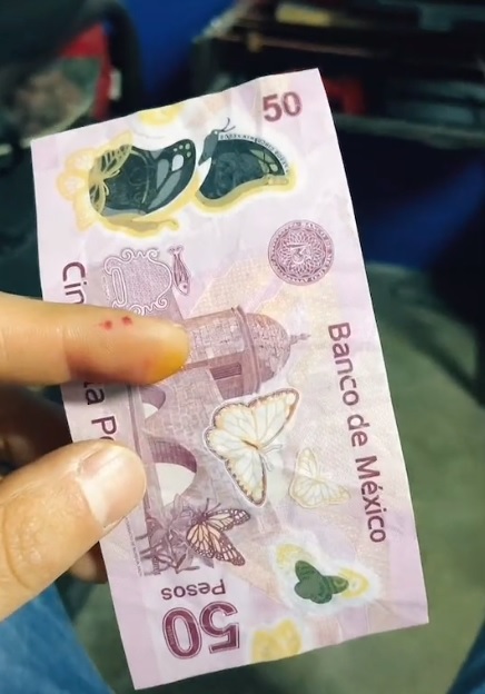 Joven recibe billete falso con cara de Juan Gabriel |VIDEO