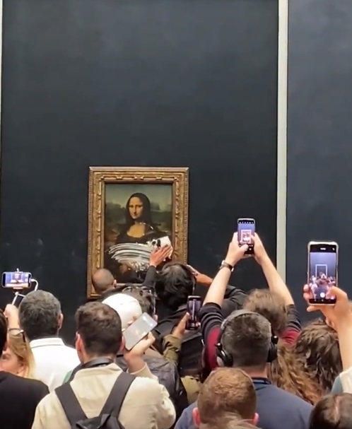 Lanzan pastel a la Mona Lisa en el Museo de Louvre |VIDEO 