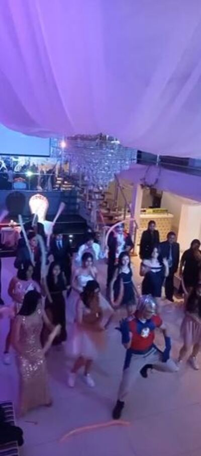 Quinceañera baila intro de Peacemaker en su fiesta |VIDEO 