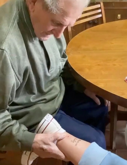 Se tatúa nombres de sus abuelitos y lloran al verlo |VIDEO