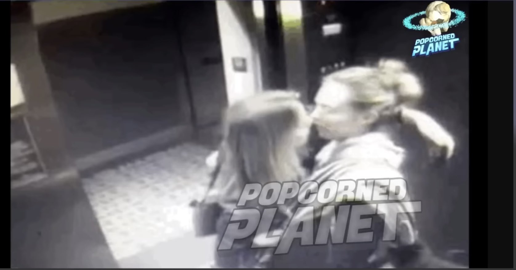 Amber Heard se besa apasionadamente con otra mujer