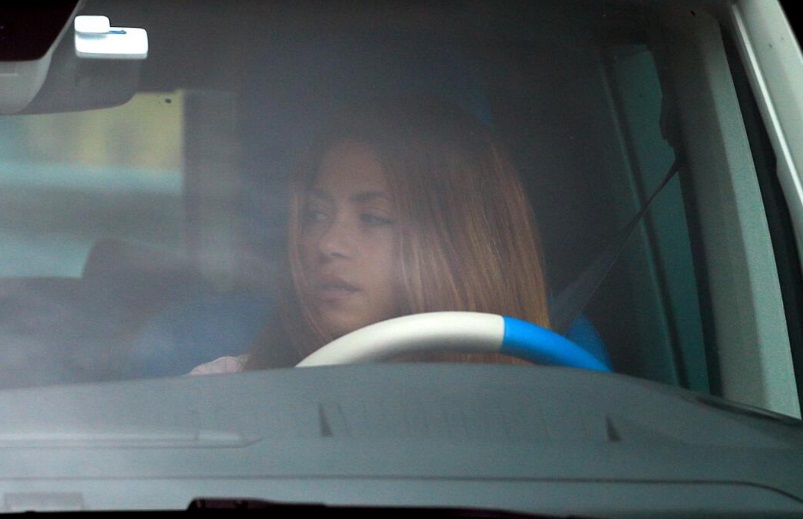 Captan a Shakira devastada tras foto de Piqué con una mujer