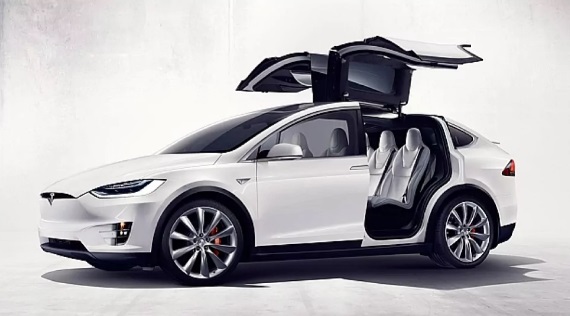 ¿Cuánto cuesta el Tesla que Elon Musk le dio a Amber Heard?
