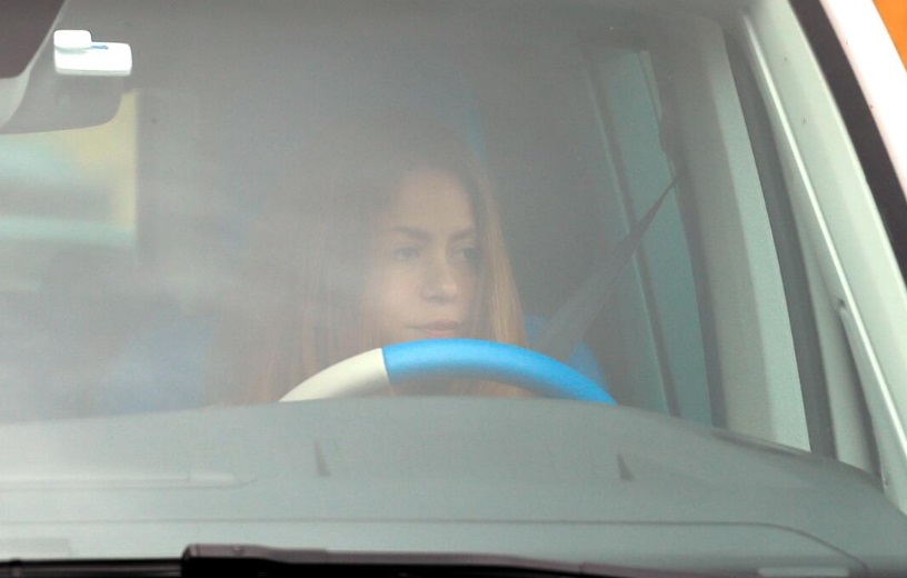 Captan a Shakira devastada tras foto de Piqué con una mujer