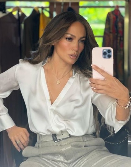 Jennifer Lopez causa sensación al modelar espectacular bikini a sus 52 años