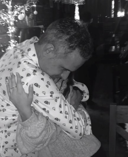 Joven encuentra a padre perdido tras una fiesta |VIDEO