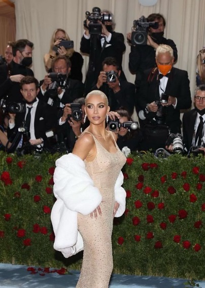 Kim Kardashian dañó vestido de Marilyn Monroe; así lo dejó
