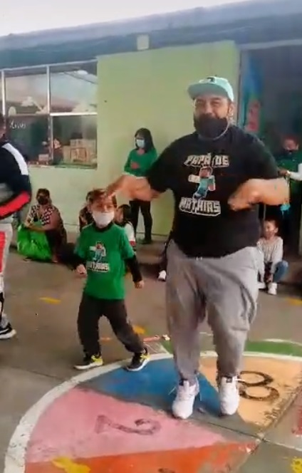 Papá se hace viral por sus pasos de baile en festival |VIDEO