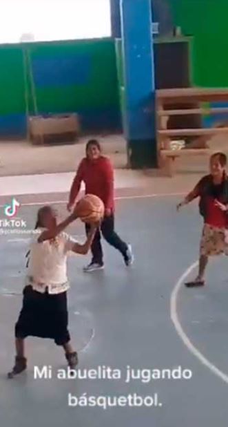 Abuelita jugando basquetbol en Oaxaca se hace viral |VIDEO