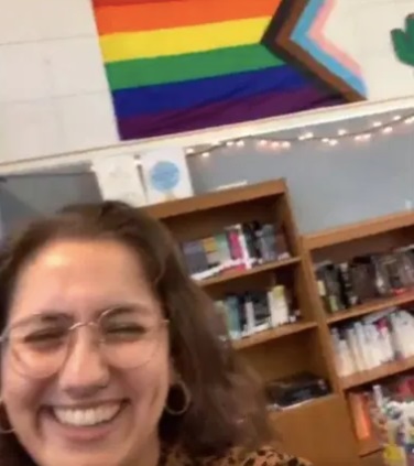 Despiden a docente tras polémica con bandera LGBT