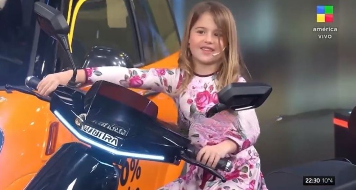 Niña arranca moto durante programa en vivo |VIDEO