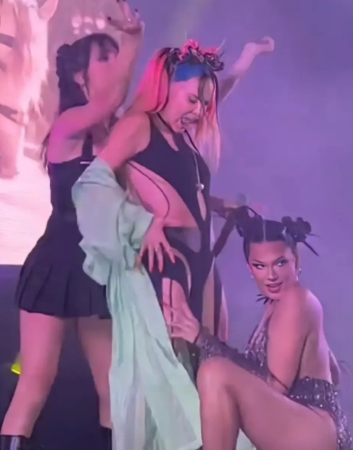 Belinda besa a dos mujeres durante show en España |VIDEO