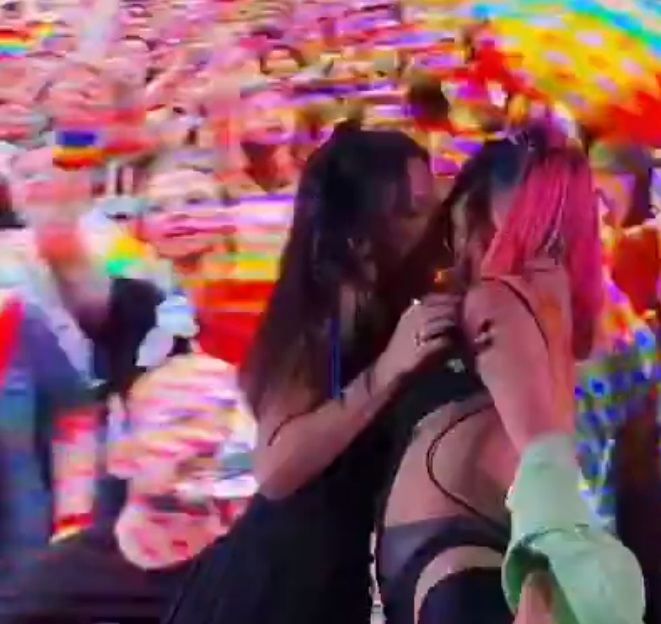 Belinda se besa con dos mujeres en pleno escenario