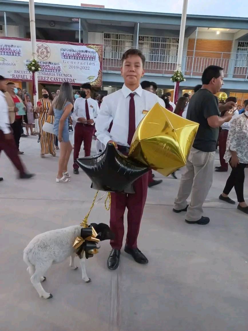 Joven recibe borrego como regalo de graduación en Coahuila 