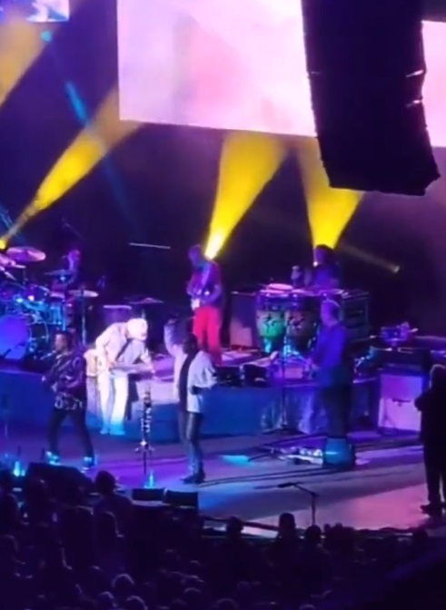 Carlos Santana colapsa durante concierto