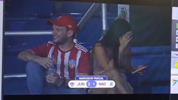 Kiss cam capta infidelidad en pleno partido de futbol |VIDEO