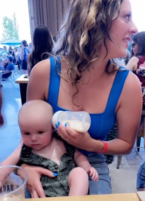 Mamá le da biberón a su hijo por la oreja; video viral