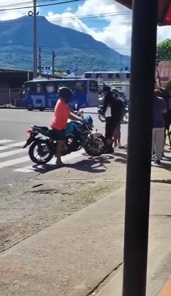 Video de motociclista que atropelló a actores se hace viral