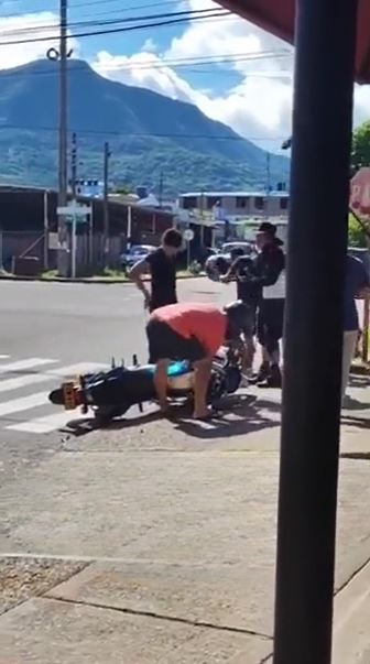 Video de motociclista que atropelló a actores se hace viral