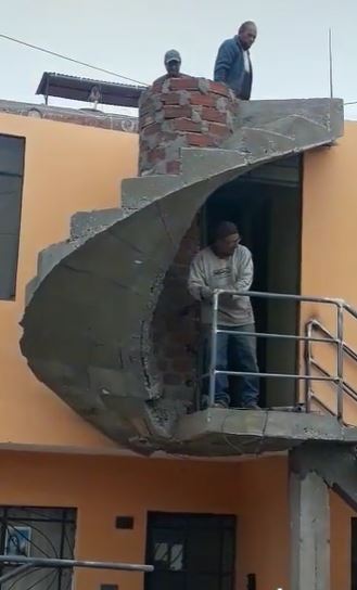 Albañiles construyen escalera sin salida; video se viraliza