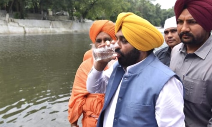 Político bebe agua de río para mostrar pureza y se enferma
