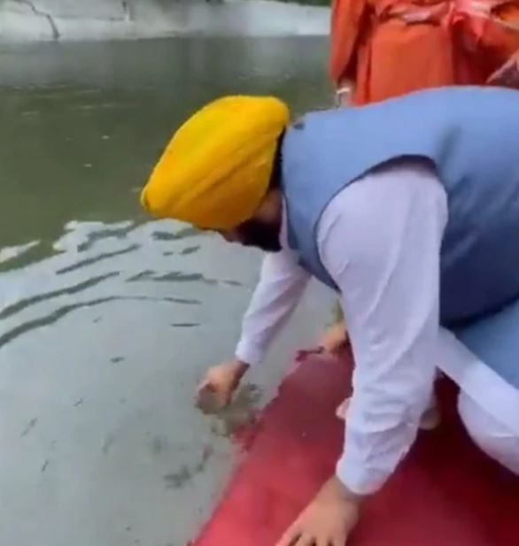 Ministro de la India termina en hospital por beber agua de río