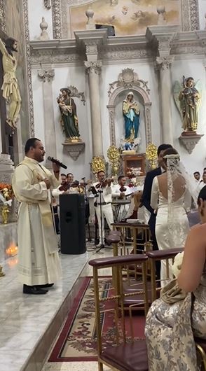 Sacerdote canta 'Mi razón de ser' de Banda MS en boda