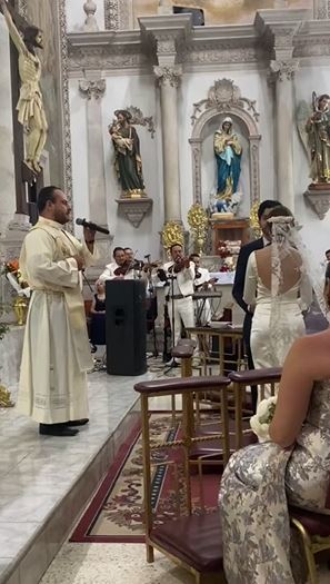 Sacerdote canta 'Mi razón de ser' de Banda MS en boda |VIDEO