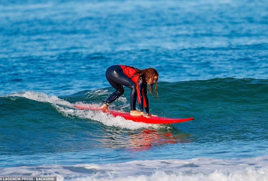Shakira. Captan a la cantante con maestro de surf en España 