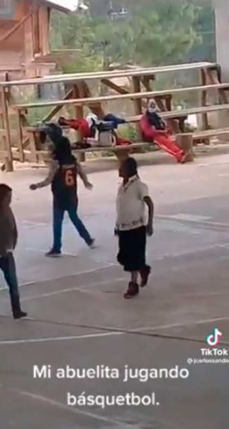 Abuelita jugando basquetbol en Oaxaca se hace viral