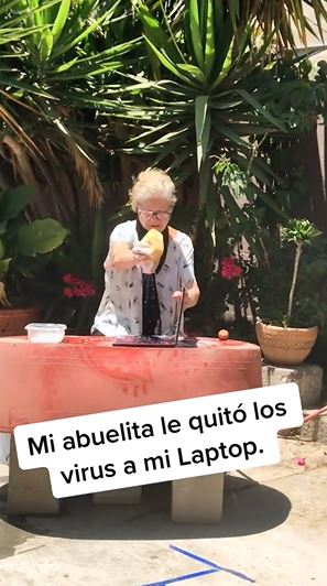 Video de abuelita lavando laptop se hace viral
