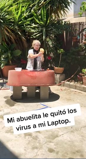 Abuelita lava laptop de su nieto con agua y jabón |VIDEO