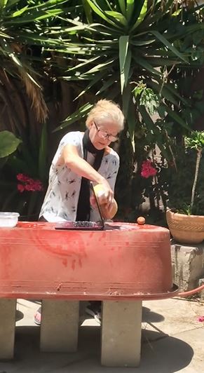 Video de abuelita lavando laptop se hace viral