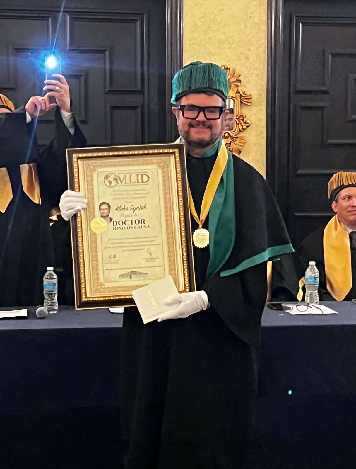 Aleks Syntek recibe doctorado honoris causa; lo critican