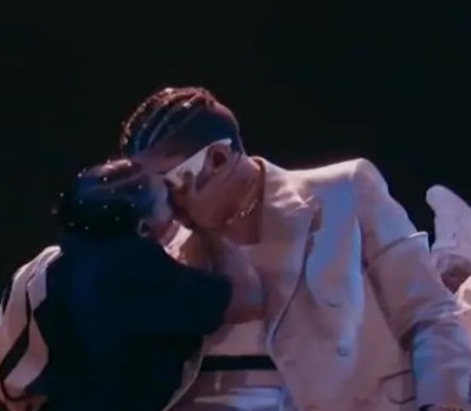Bad Bunny besa a bailarín durante los MTV VMAs 2022 |VIDEO 