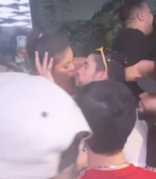 Fan le roba beso en la boca a Bad Bunny; redes reclaman supuesto acoso |VIDEO