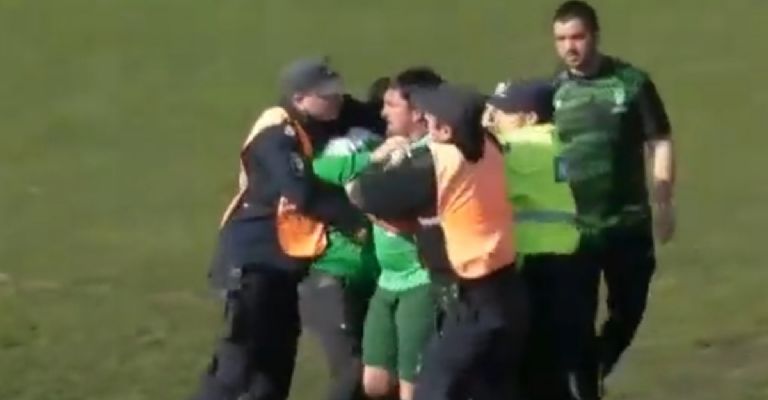 Futbolista argentino golpea a árbitra y termina preso |VIDEO