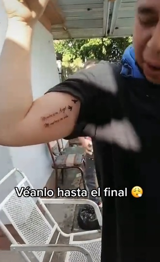 Joven muestra tatuaje a su madre y reacción se vuelve viral 