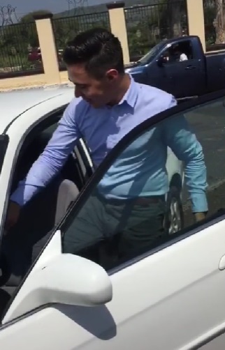 Recibe carro como regalo de graduación y lo choca |VIDEO