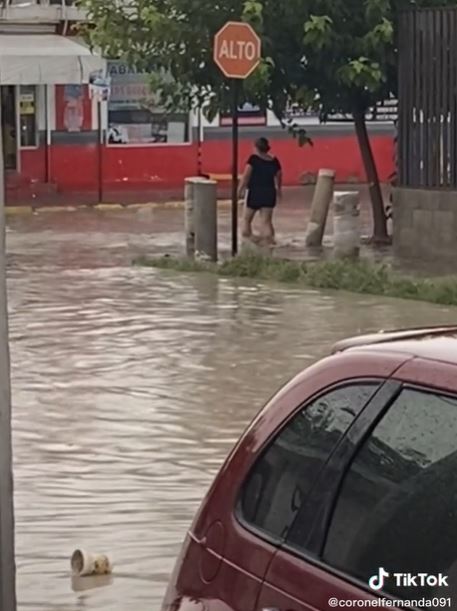 Mujer que cruzó calle inundada por un refresco se viraliza