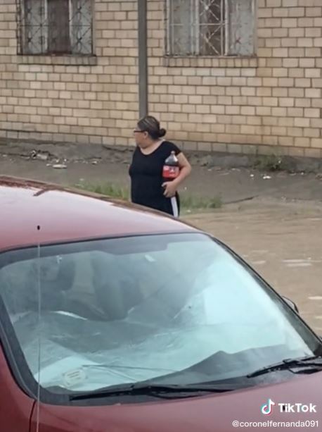 Mujer que cruzó calle inundada por un refresco se viraliza