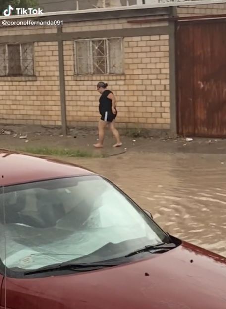 Mujer cruza inundación para comprar Coca-Cola y se viraliza